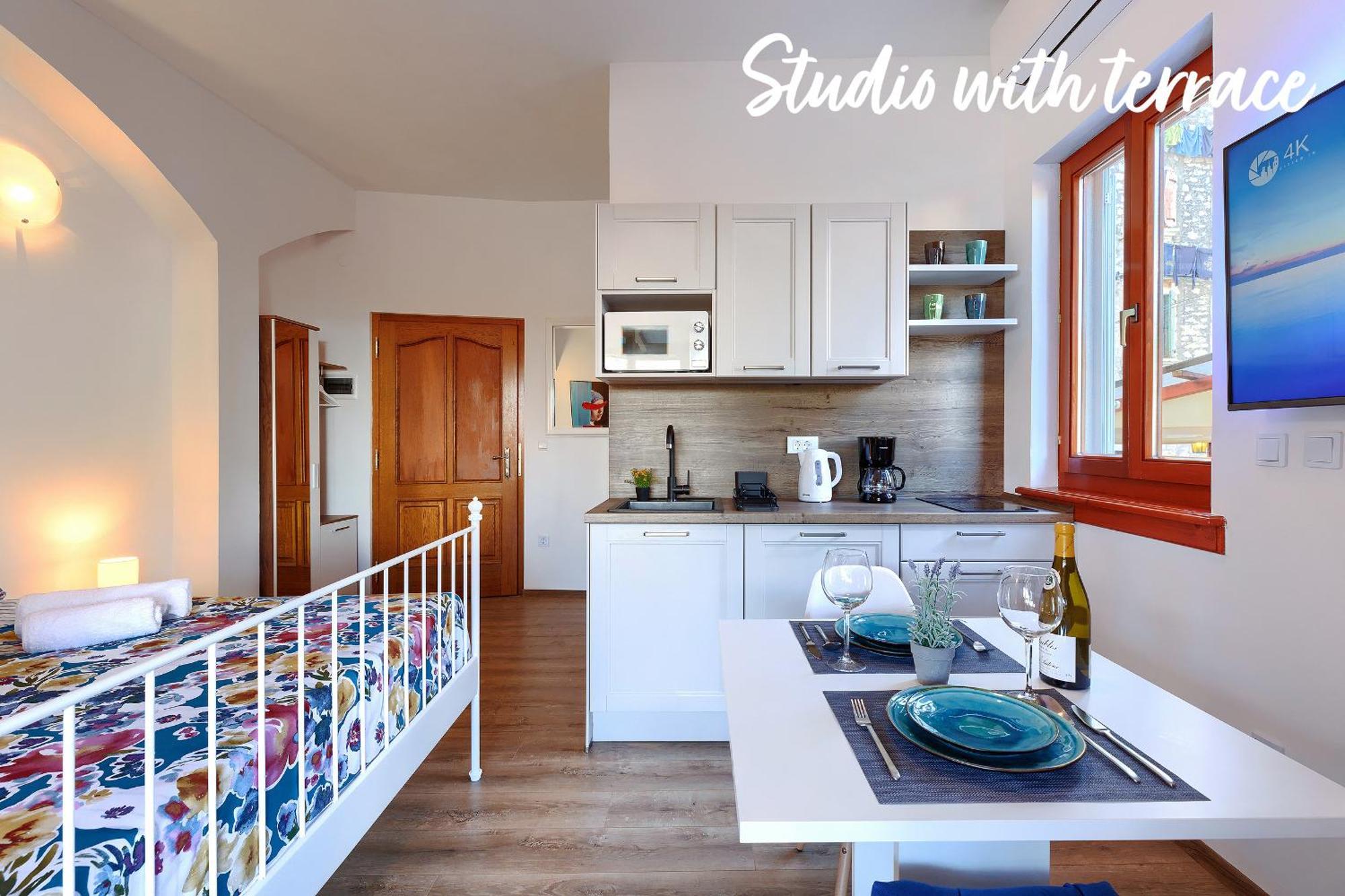 Studios Notte Sul Porto Ровин Екстериор снимка