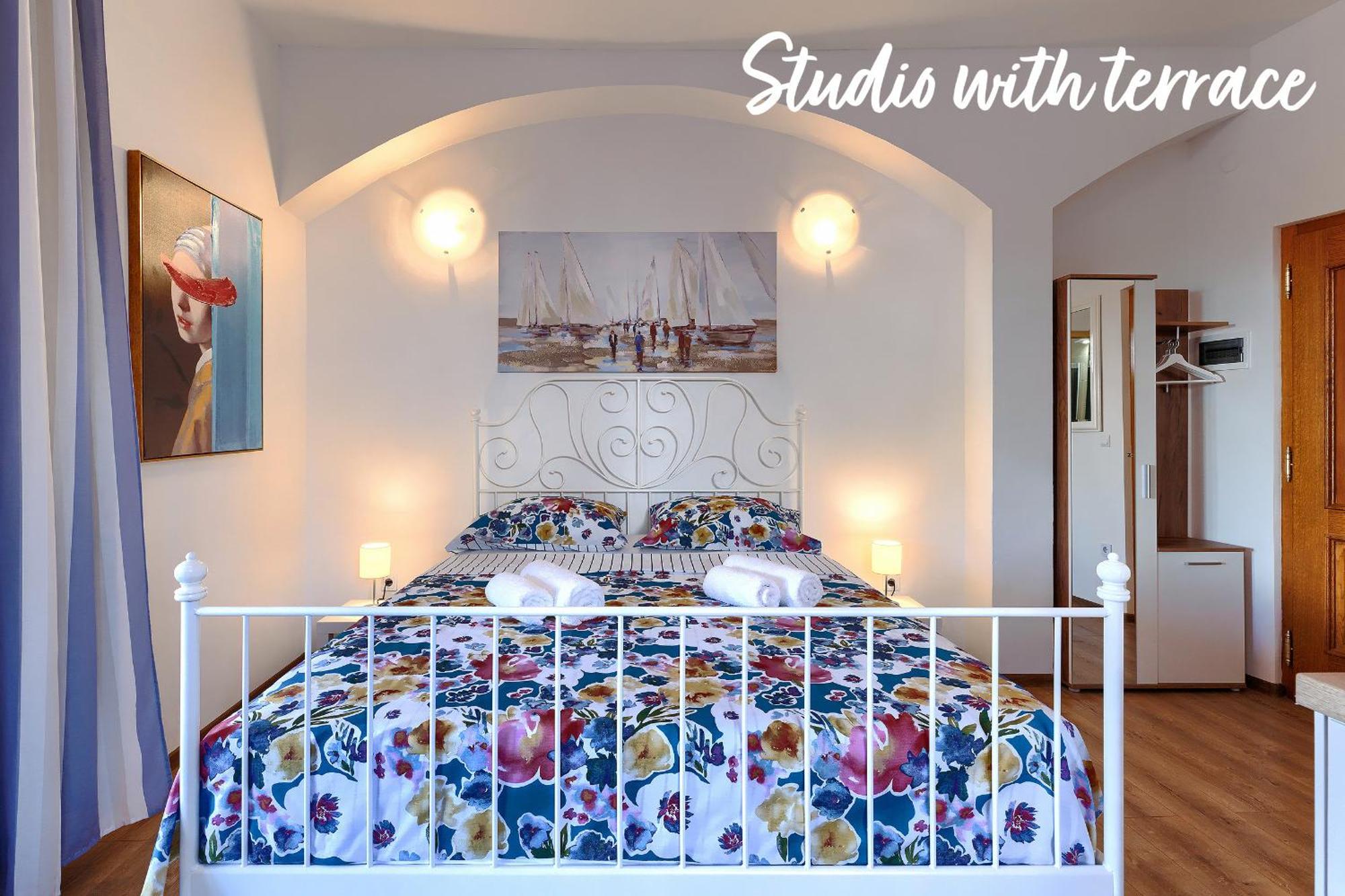 Studios Notte Sul Porto Ровин Екстериор снимка