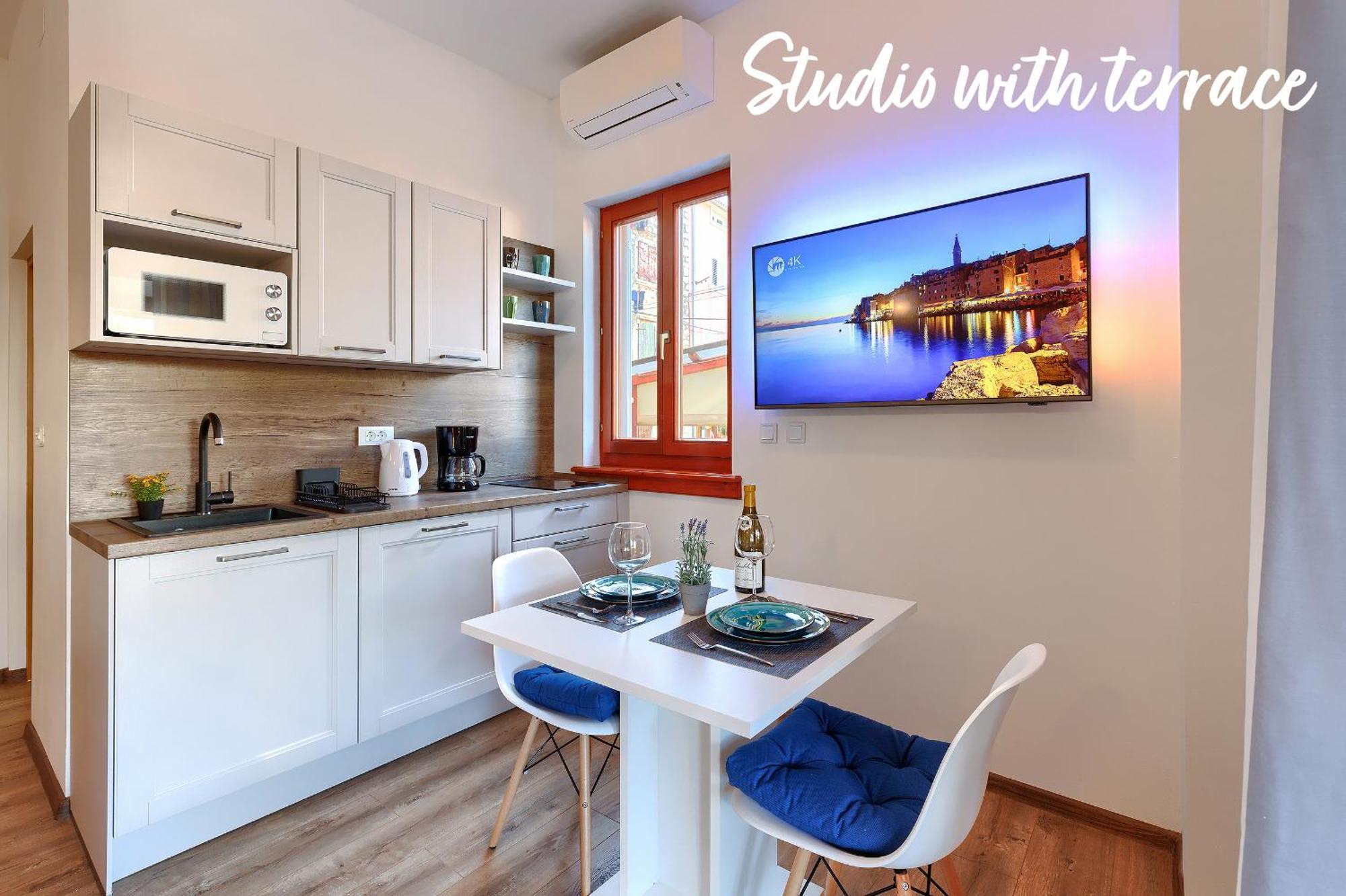 Studios Notte Sul Porto Ровин Екстериор снимка