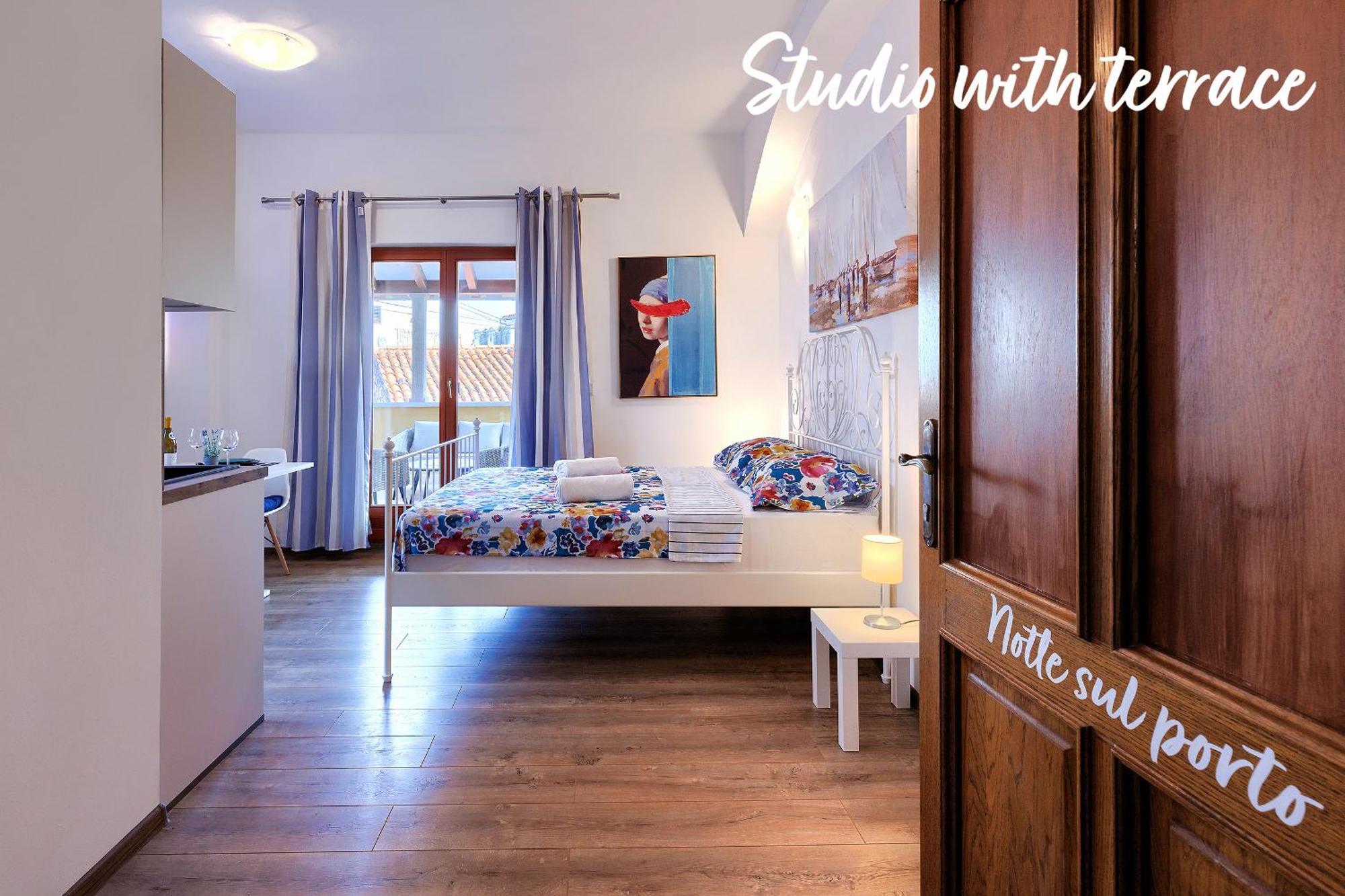 Studios Notte Sul Porto Ровин Екстериор снимка
