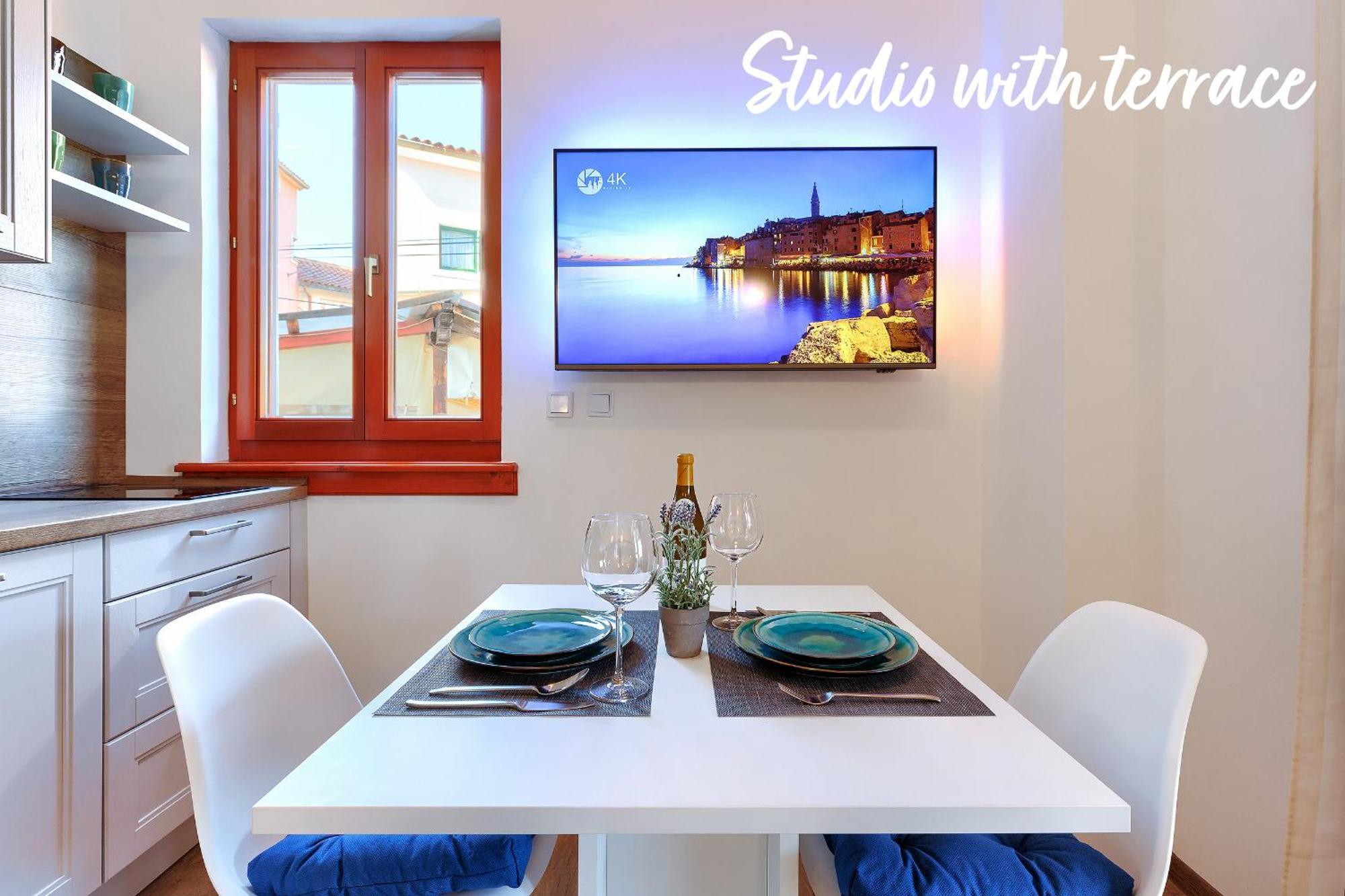 Studios Notte Sul Porto Ровин Екстериор снимка