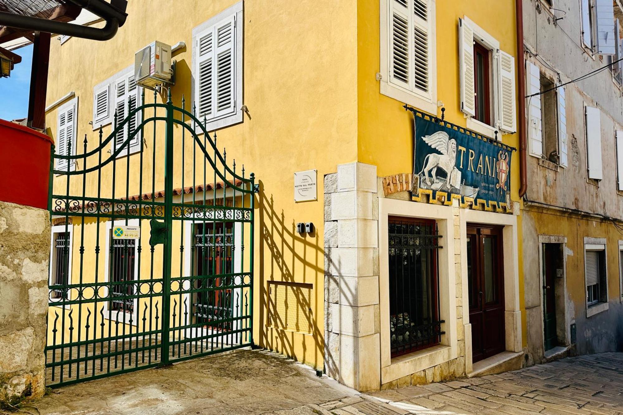 Studios Notte Sul Porto Ровин Екстериор снимка